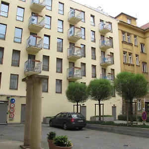 rezervați aici